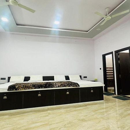 Hotel Rudra Residency Near Railway Station Матура Екстериор снимка