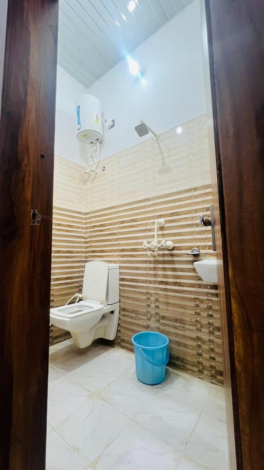 Hotel Rudra Residency Near Railway Station Матура Екстериор снимка