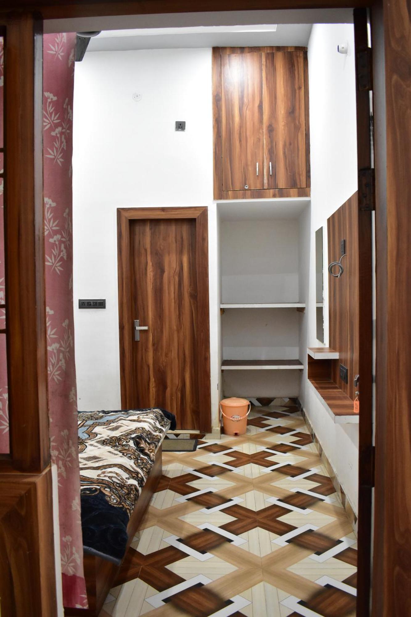 Hotel Rudra Residency Near Railway Station Матура Екстериор снимка