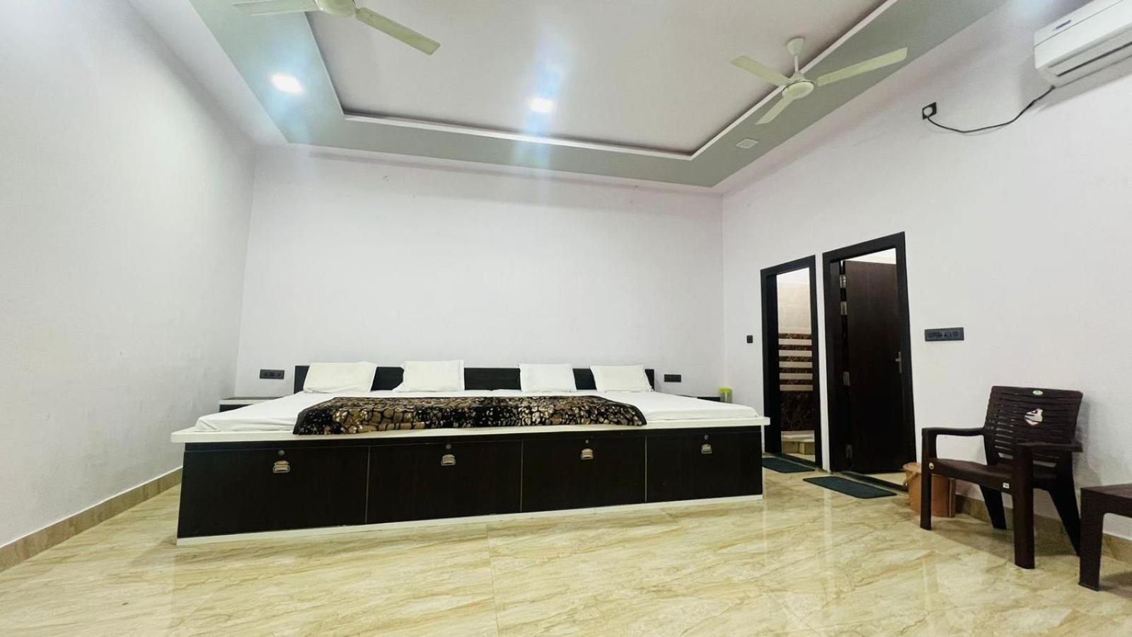 Hotel Rudra Residency Near Railway Station Матура Екстериор снимка