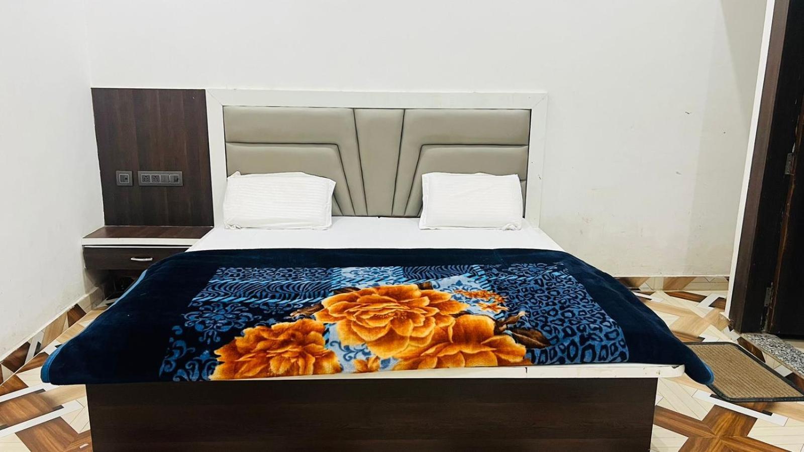 Hotel Rudra Residency Near Railway Station Матура Екстериор снимка
